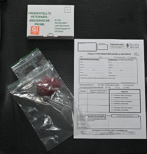 Bild zeigt die notwendige Verpackung zur Probeneinsendung
